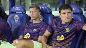 Lewandowski, sentado en el banquillo del campo del Levante junto a Christensen.