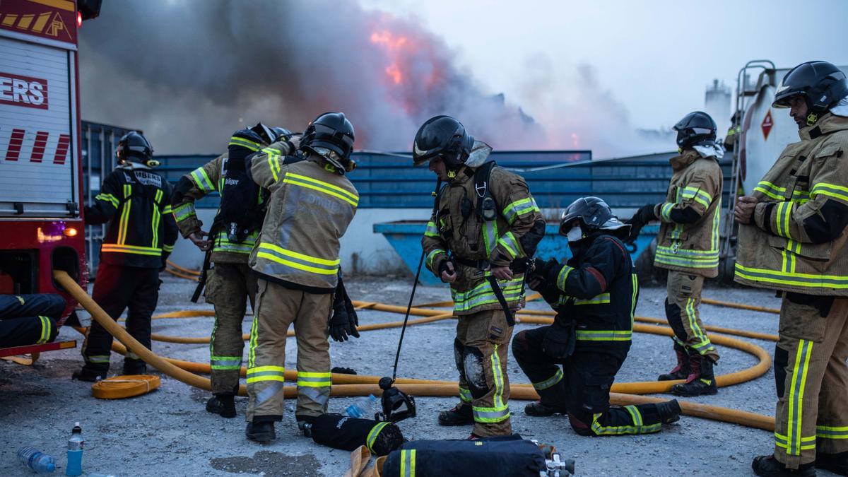 Declarado un fuego en el desguace de Ca Na Negreta