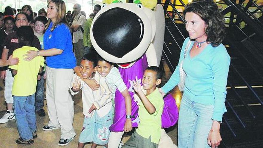 Un grupo de niños saharauis posa junto a la mascota «Rolo» y a la concejala Silvia Junco.