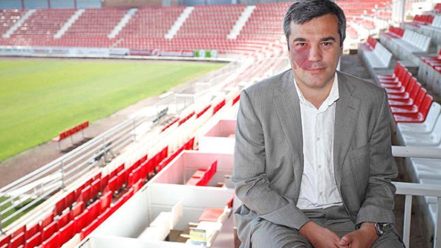 El director general del Girona FC amb l&#039;estadi al fons.