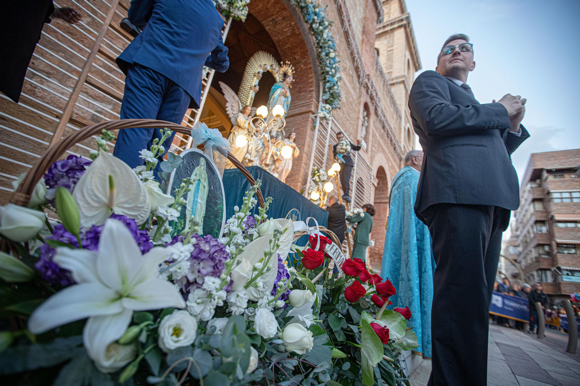 Más de 70 entidades y asociaciones participan en la multitudinaria ofrenda a la patrona que vistió de flores la fachada de iglesia de la Inmaculada Concepción