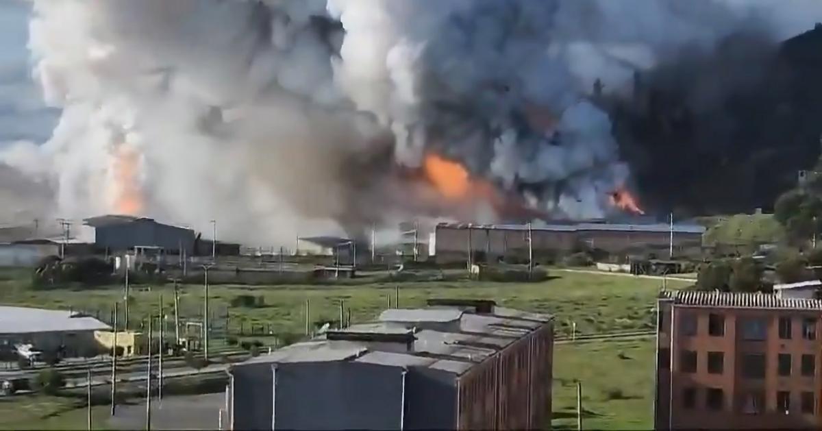 Humo provocado por la explosión de una fábrica de pólvora cerca de Bogotá, Colombia, que hay dejado al menos una mujer muerta.