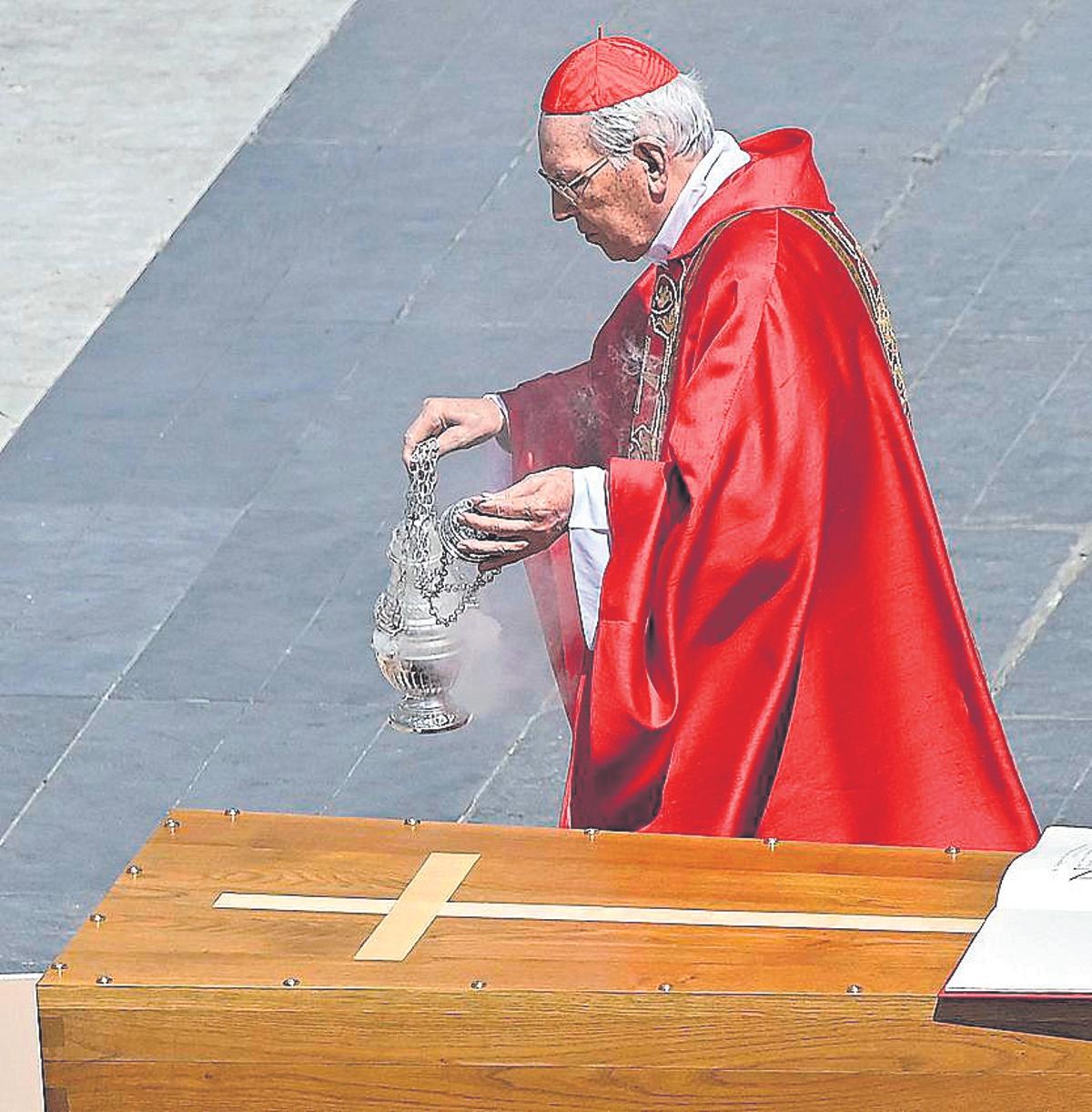 Momentos del funeral del papa en la plaza de San Pedro. Debajo, el camarlengo sella el féretro en la basílica de Santa María la Mayor.