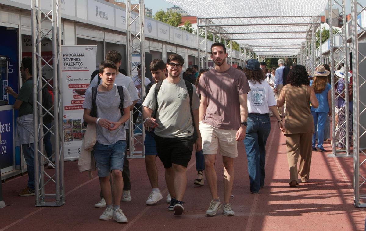 Estudiantes pasando por uno de los pasillos de empresas del Foro de Empleo de la UPV.