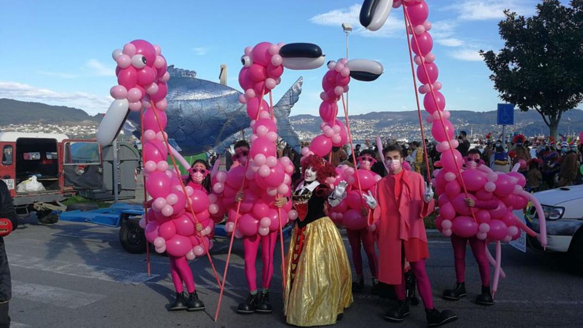 Flamencos y reina de corazones en Moaña.   | // FDV