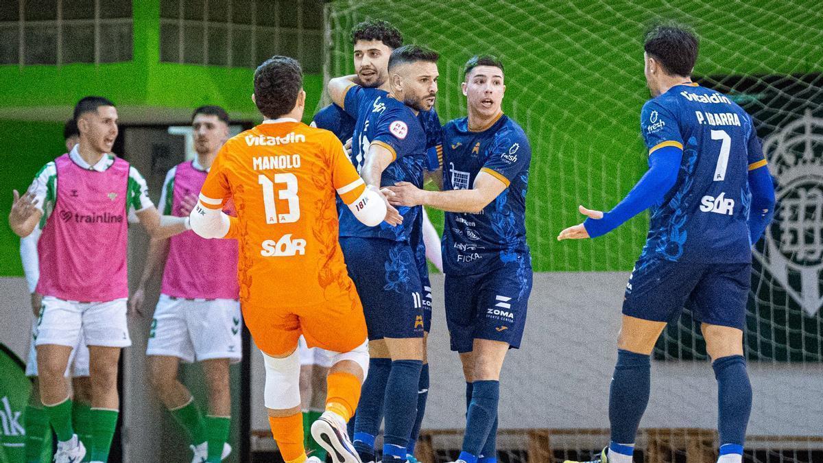 Jugadores del Alzira FS celebran un gol en el partido contra el Betis.
