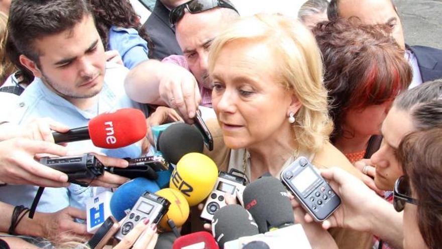 Mercedes Fernández atiende a los medios a su llegada a la sede del PP.