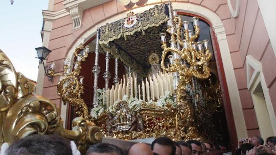 La Virgen de la Paloma, a la salida de su capilla