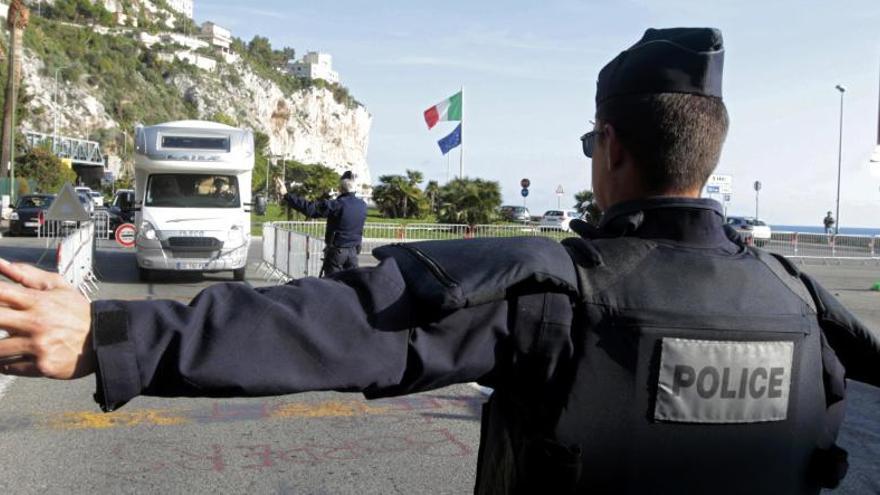 Un gendarme da el alto a un vehículo en la frontera de Francia con Italia.