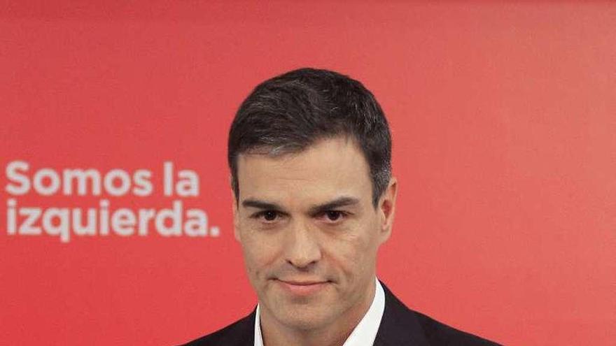 Sánchez, al término de la rueda de prensa que ofreció en Ferraz. // Efe