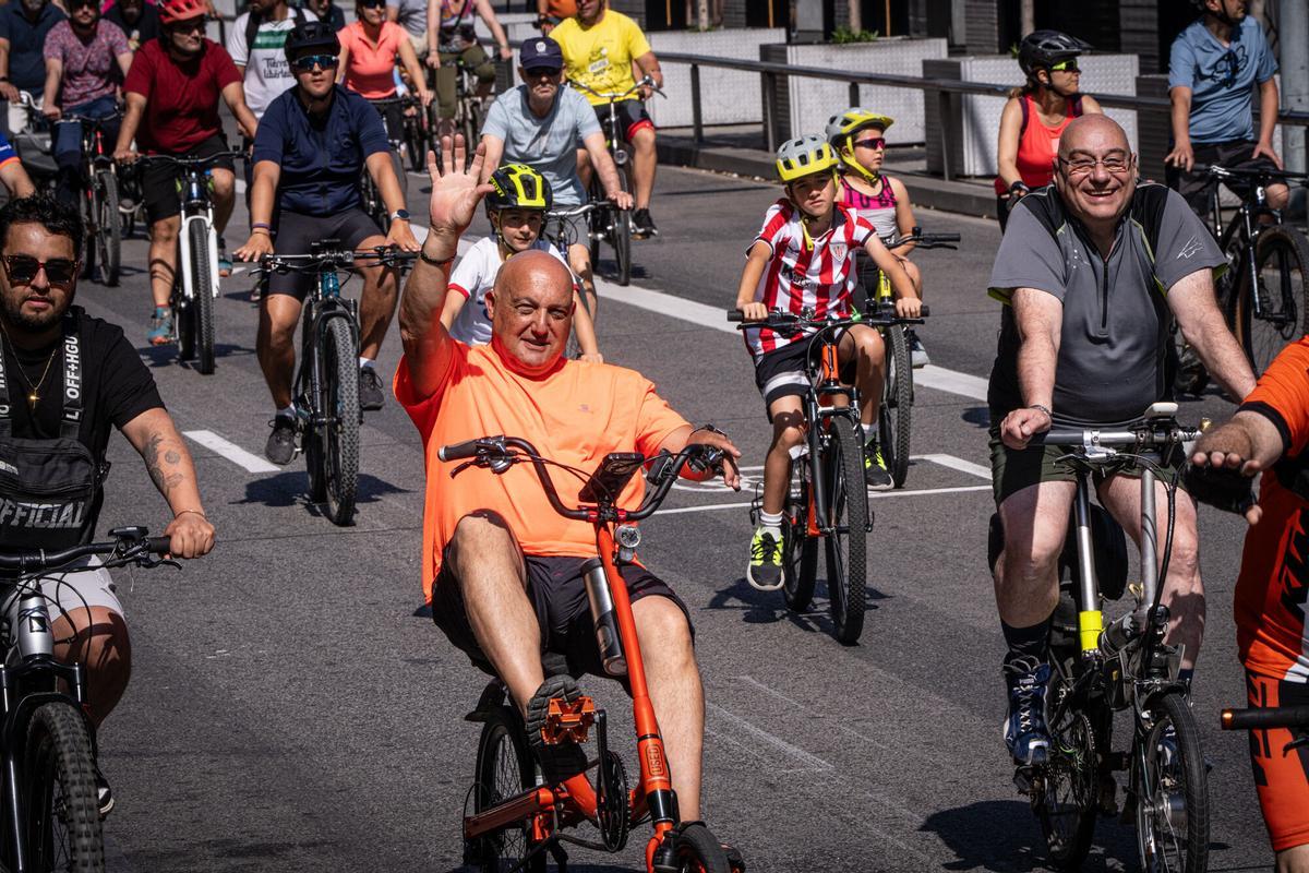 Nueva edición de la Festa de la Bici y la Bicicletada en Barcelona, con el paseo de Lluís Companys convertido, un año más, en punto de encuentro para familias y aficionados al mundo del ciclismo de todas las edades. Un evento que este año ha atraído a cientos de personas y que ha contado con un aliciente añadido: la cuenta atrás hacia la salida del Tour de Francia 2026 desde la capital catalana. Nueva edición de la Festa de la Bici y la Bicicletada en Barcelona, con el paseo de Lluís Companys convertido, un año más, en punto de encuentro para familias y aficionados al mundo del ciclismo de todas las edades. Un evento que este año ha atraído a cientos de personas y que ha contado con un aliciente añadido: la cuenta atrás hacia la salida del Tour de Francia 2026 desde la capital catalana.