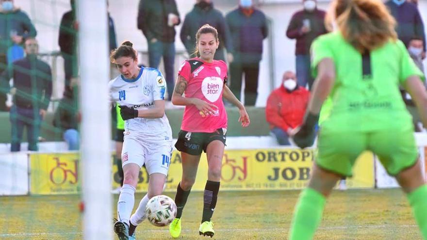 Lance del partido de la primera vuelta entre el Pozoalbense y el Alhama en el Municipal.