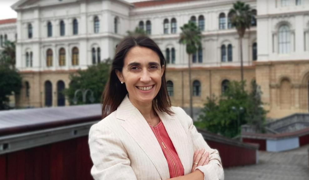 La investigadora Rocío García Carrión, frente a la Universidad de Deusto, en Bilbao.