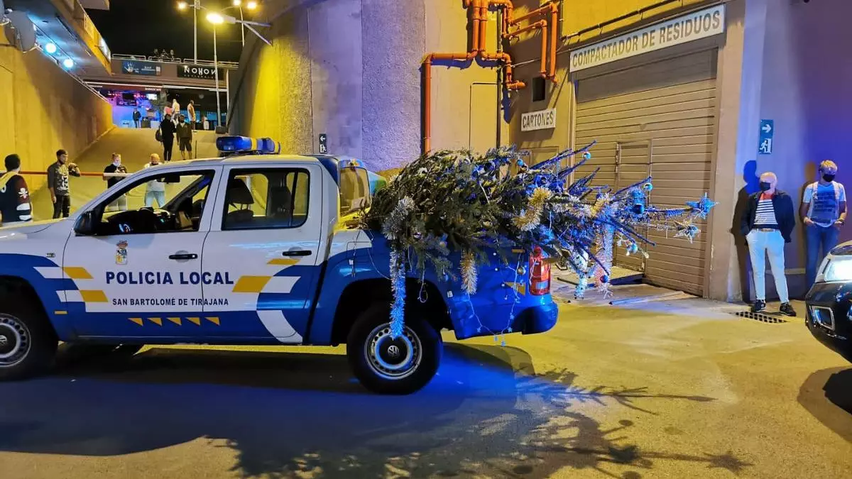 La Policía Local retira dos árboles de Navidad de un bar de Playa del Inglés