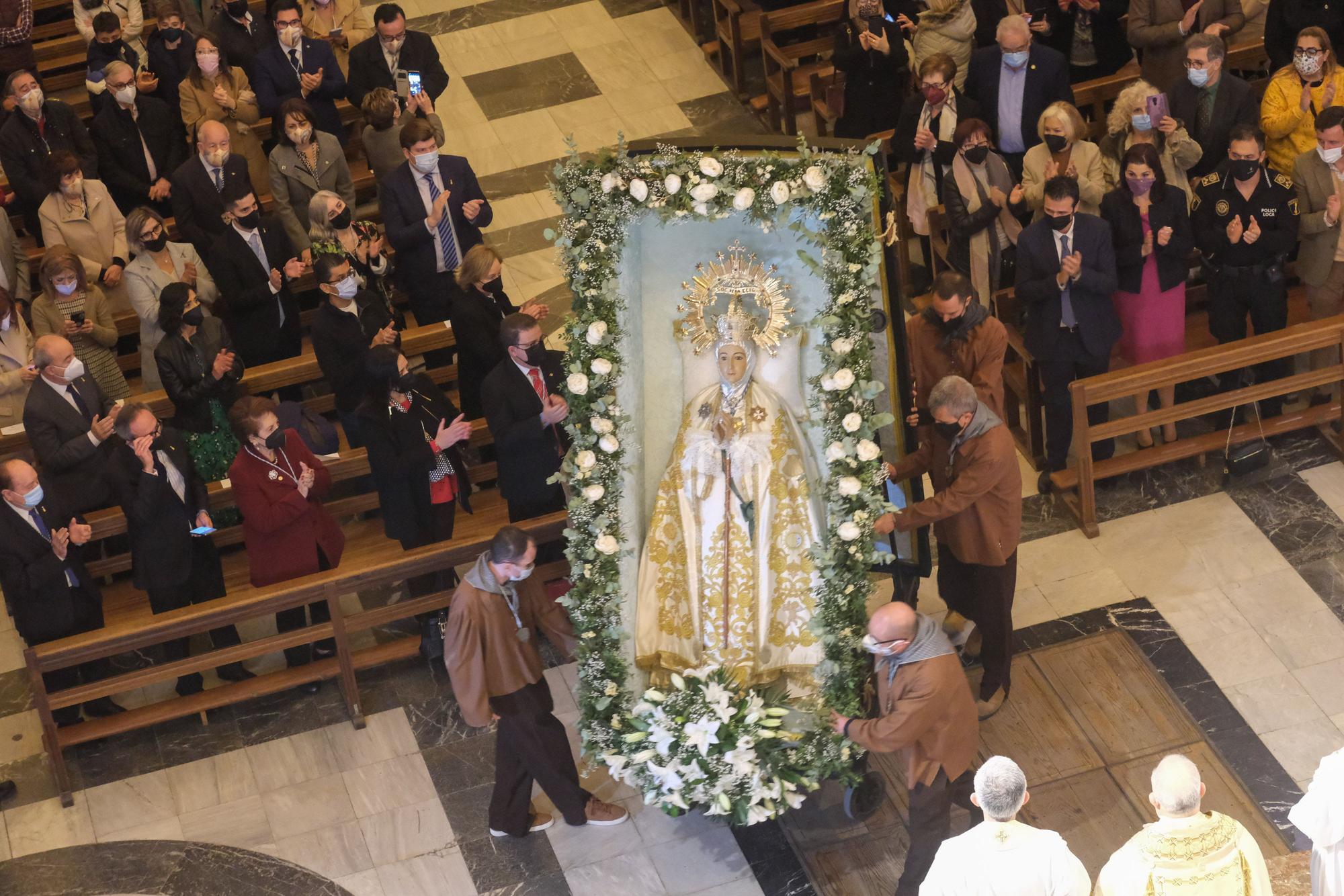 Encuentro íntimo con la Patrona. Los ilicitanos agasajan en Santa María a la Virgen confiados en recuperar en 2022 todo el esplendor de las fiestas de la Venida