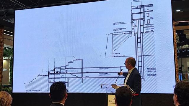 1 y 2. Acto de presentación del Parador en Fitur. 3. Yacimiento arqueológico en el hall del edificio. 4. Vista aérea del Parador, construido en algunos de los edificios más emblemáticos de Dalt Vila, como el Castillo. 5. Otra panorámica del interior. 6.  Habitación con espectaculares vistas al mar. 8. El patio de armas, cubierto con una arquitectura textil ligera.  FOTOS de PARADORES