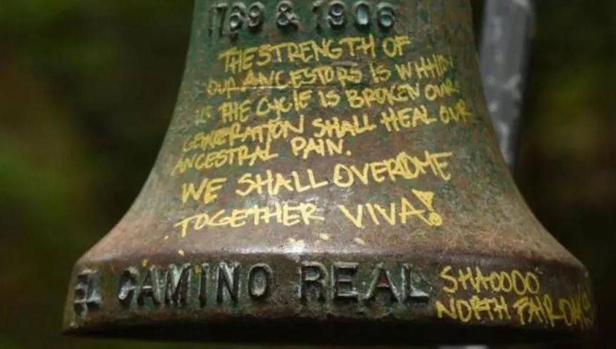 Campana del Camino Real de California, vandalizada y retirada en 2019.
