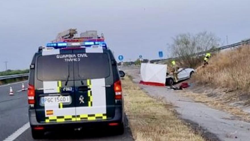 El equipo de atestados de la Guardia Civil inspecciona el lugar del siniestro.