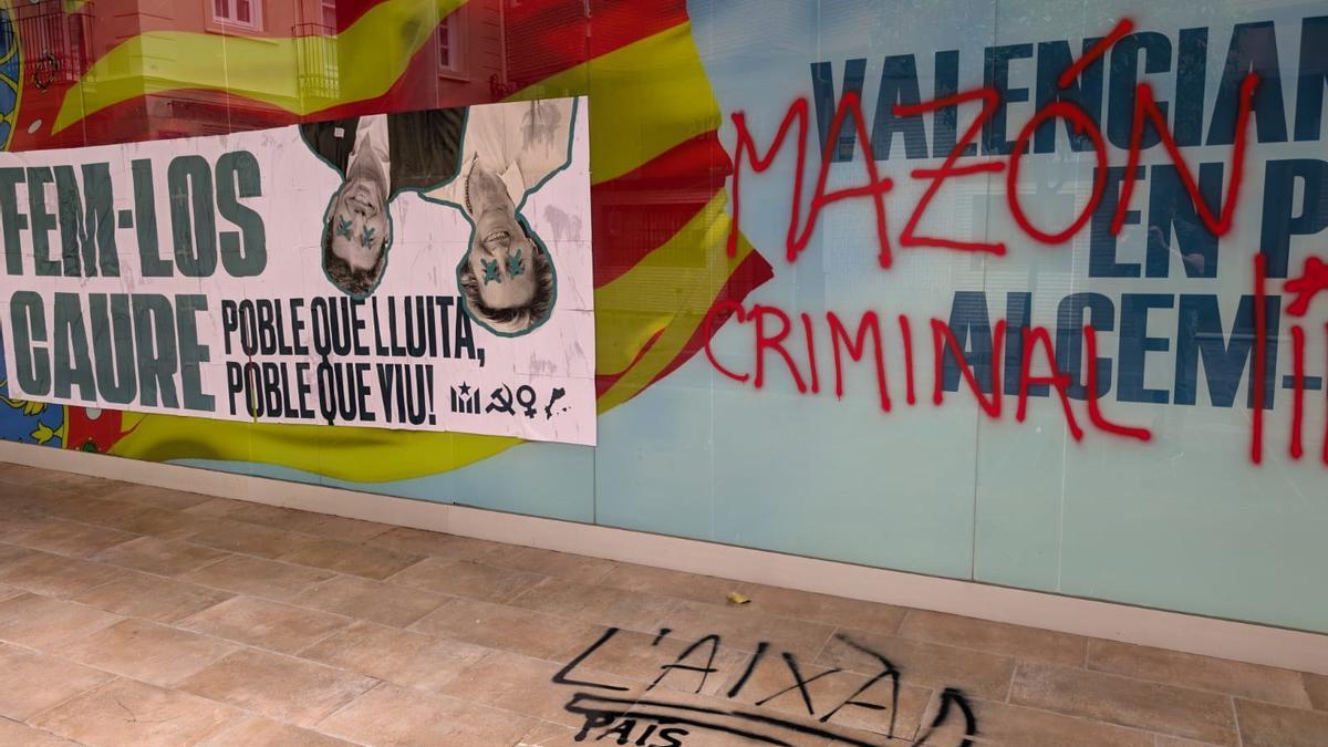 Pintadas en la sede del PP en València.