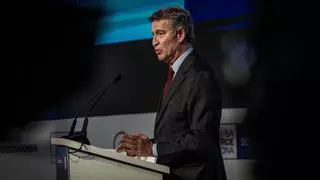 Feijóo vuelve a alentar las dudas sobre la limpieza de las generales por el voto por correo mientras defiende a los funcionarios