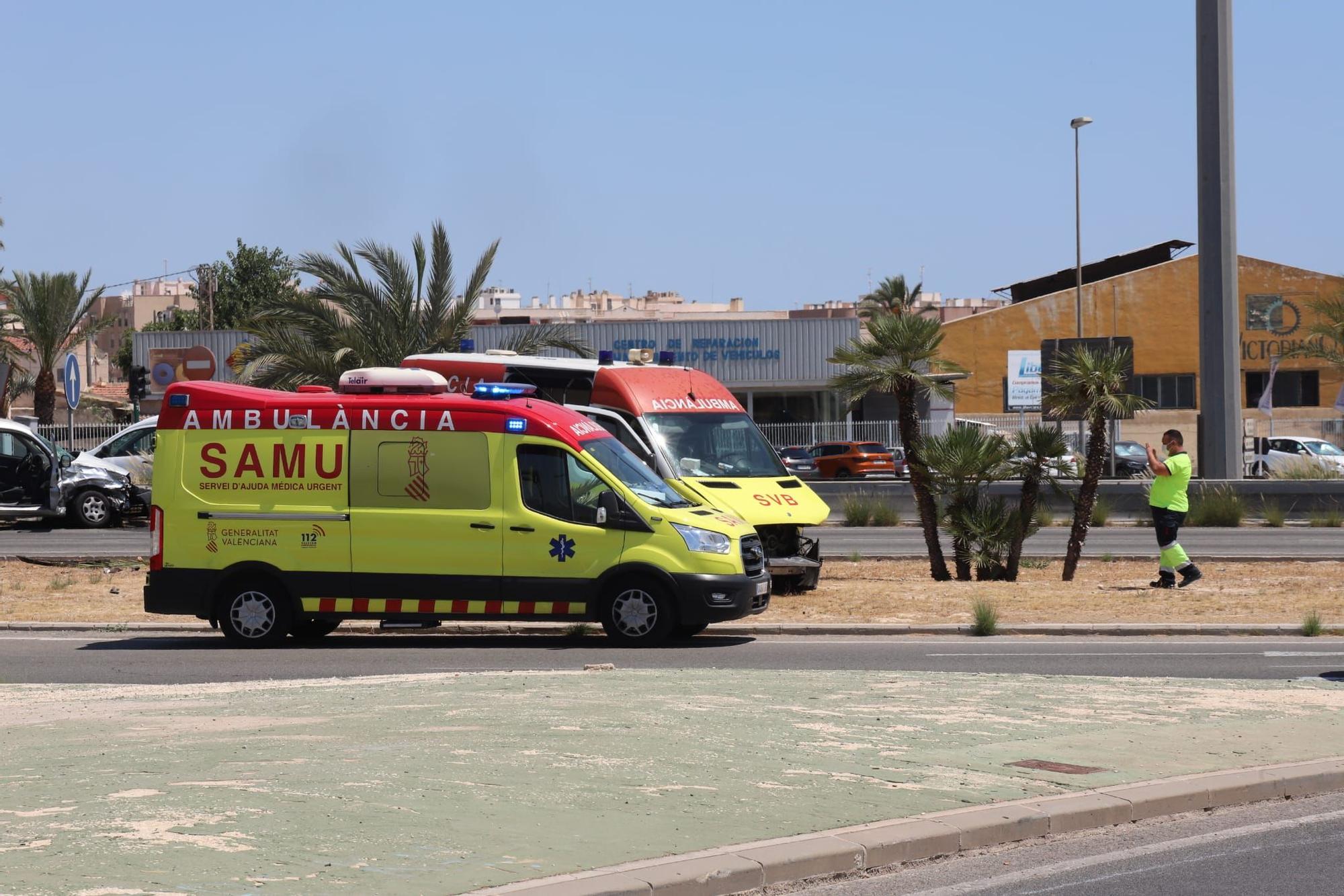 Fuerte accidente entre una ambulancia y una furgoneta en Elche