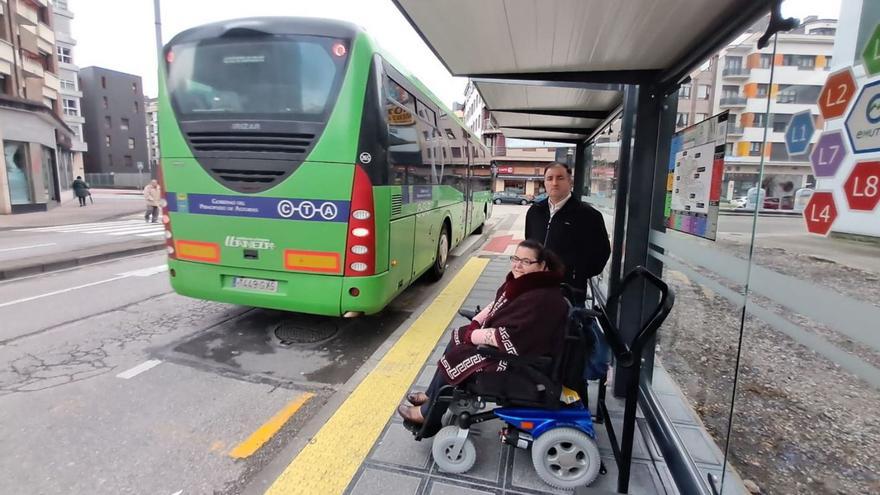 El motivo por el que personas con discapacidad como Angélica no pueden coger el autobús en Mieres