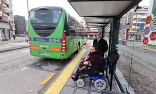El motivo por el que personas con discapacidad como Angélica no pueden coger el autobús en Mieres