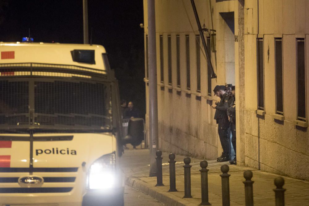 Antifeixistes i espanyolistes conflueixen davant la Guàrdia Civil de Manresa