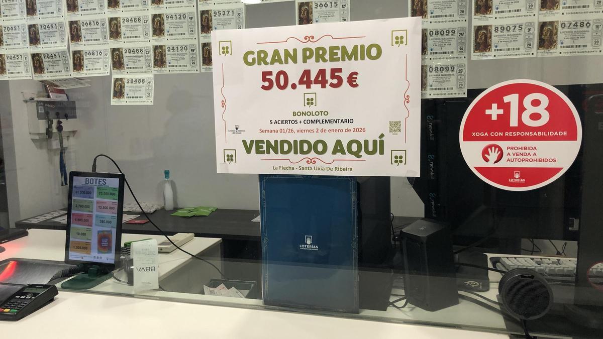 Cartel del premio en la ventanilla de la Administración de Loterías Número 2 de Ribeira.