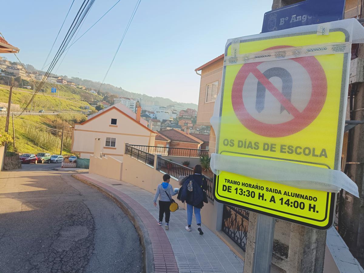 La nueva señal, ayer aún tapada, en el inicio de la calle por la que se accede al colegio.