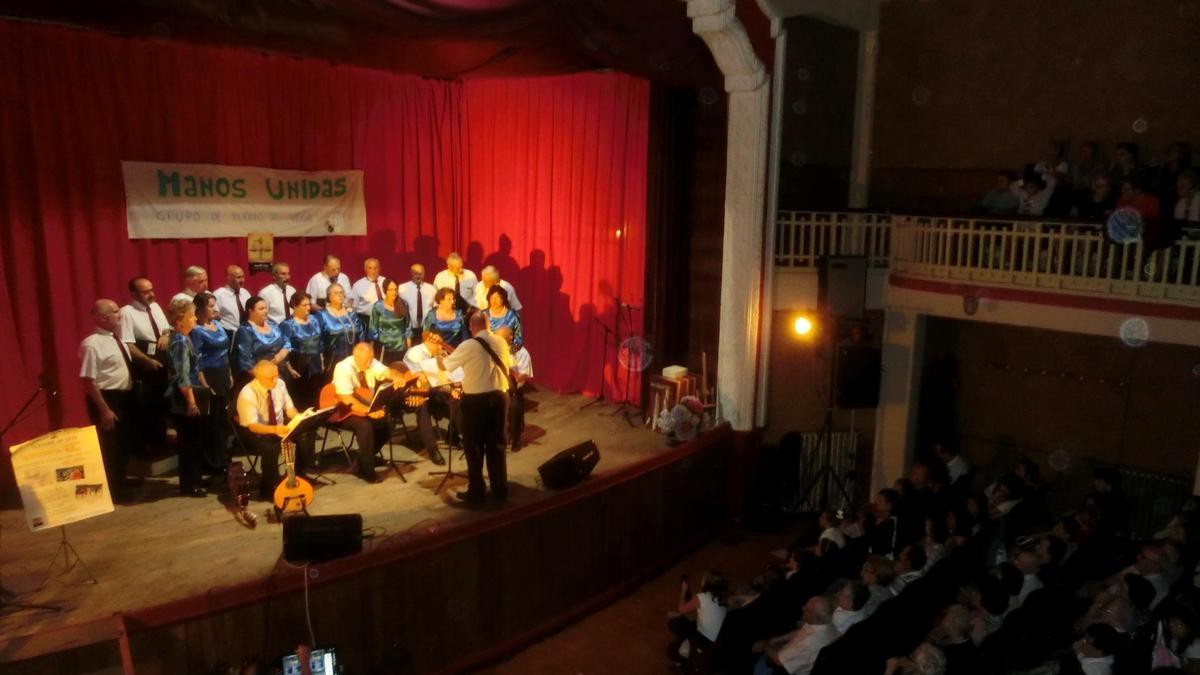 El coro de Puerto de Vega durante una de las actuaciones.