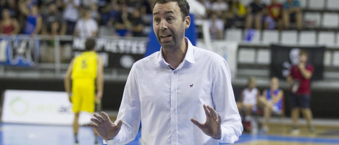 Pedro Rivero pide calma durante un partido.