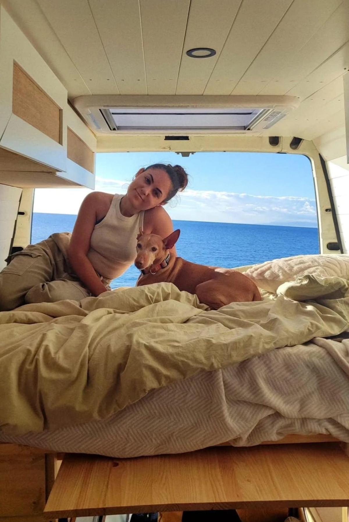 Alba in ihem umgebauten Camper mit ihrer Hündin.
