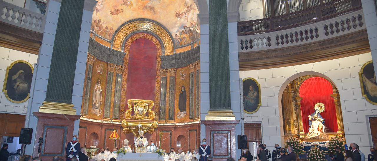 Durante el acto de la entrega de la Onza de Oro