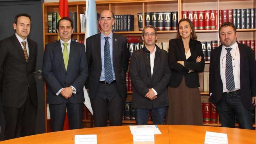 Jesús Vázquez Almuíña, Miguel López y Víctor Yuste, junto a otros participantes en la firma del convenio.