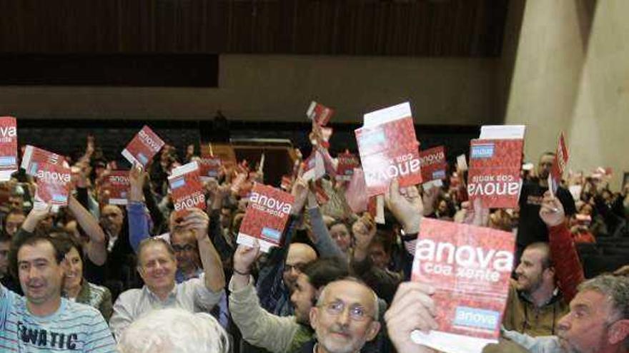 Beiras y Noriega, en una de las votaciones de la asamblea.  // X. Álvarez