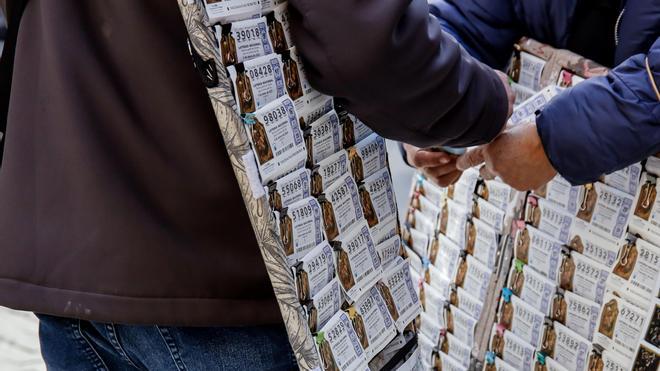Dos vendedores de billetes de Lotería, en Madrid