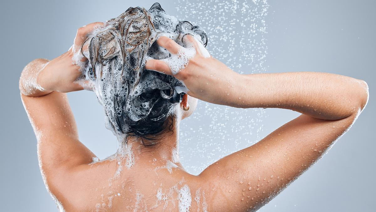 Una mujer se lava el pelo.