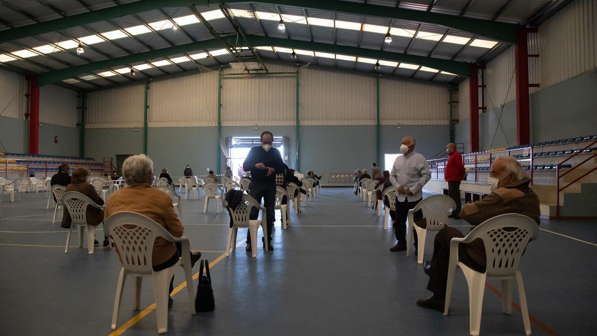 Personas esperando a ser vacunadas en el pabellón deportivo de Corrales del Vino