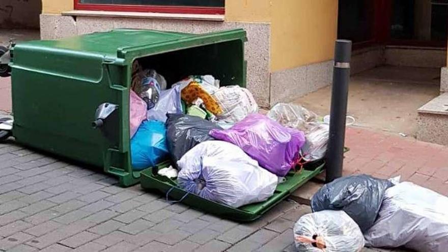 Un contenedor volcado en la calle Zamora.