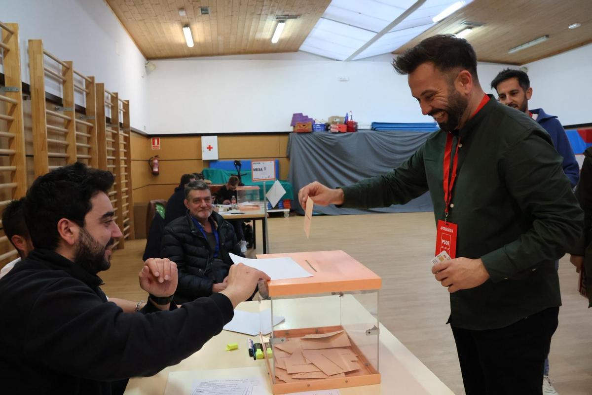 David Gago votando durante la mañana electoral en el colegio Juan XIII: elecciones autonómicas 2026.