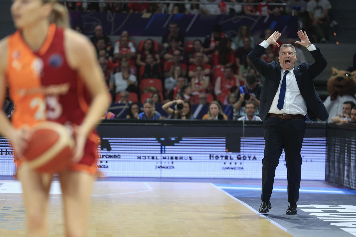 Méndez da instrucciones durante la final.