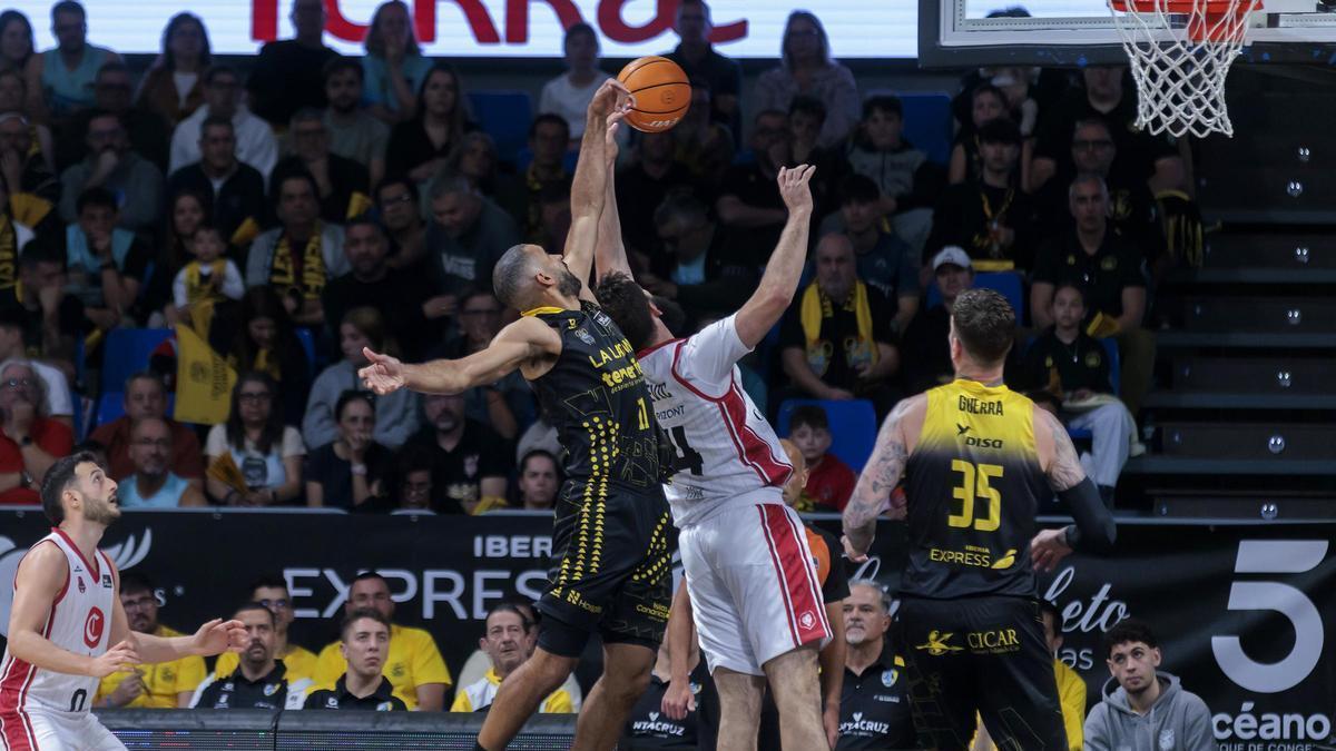 Dubjlevic, intentando anotar en el duelo ante el Tenerife