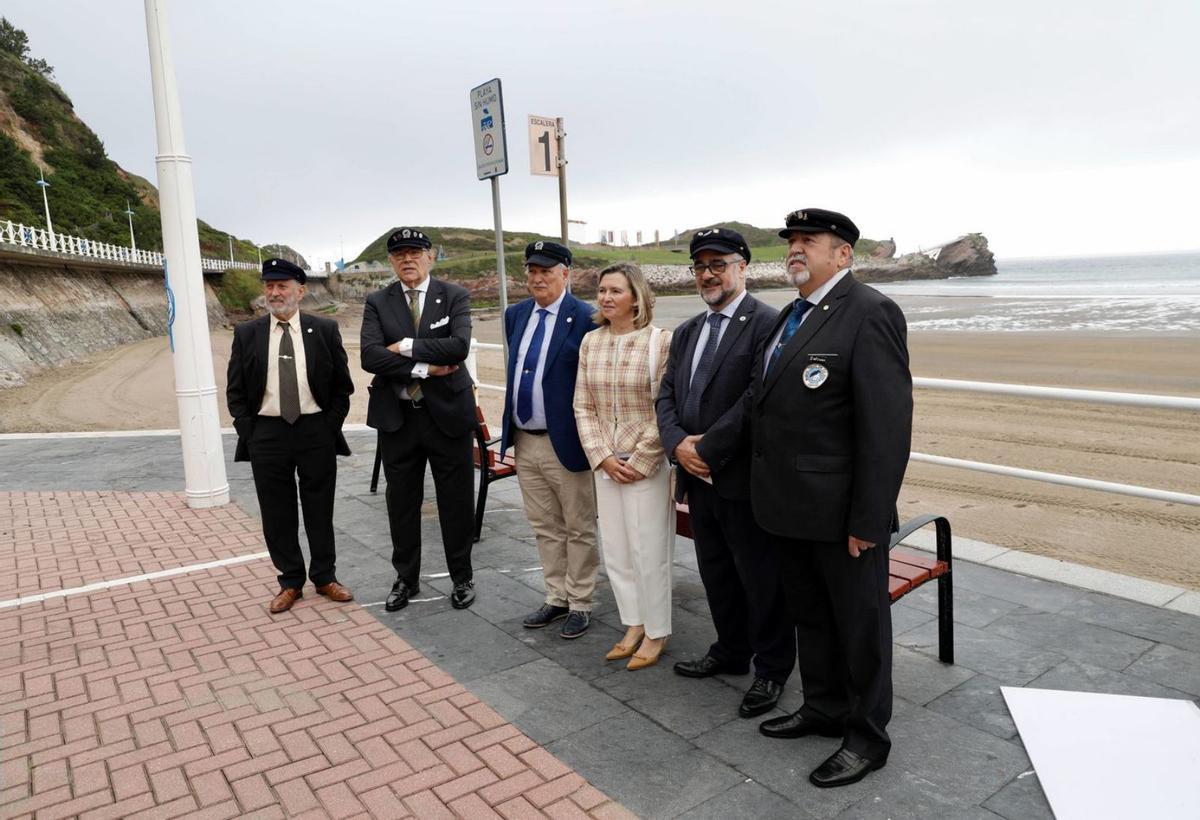 Isabel Artime con miembros de la Cofradía de la Buena Mesa de la Mar, en 2025, con el Museo de Anclas al fondo.