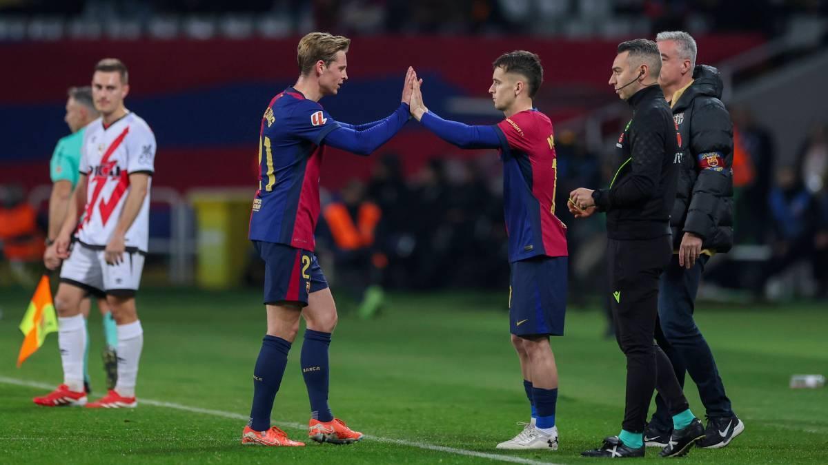 Frenkie y Casadó se juegan el puesto de titular en el pivote