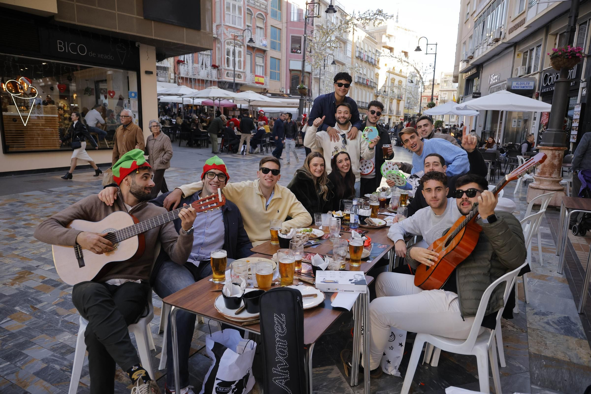 Las calles de Cartagena vibran con el 'tardeo' de Nochebuena