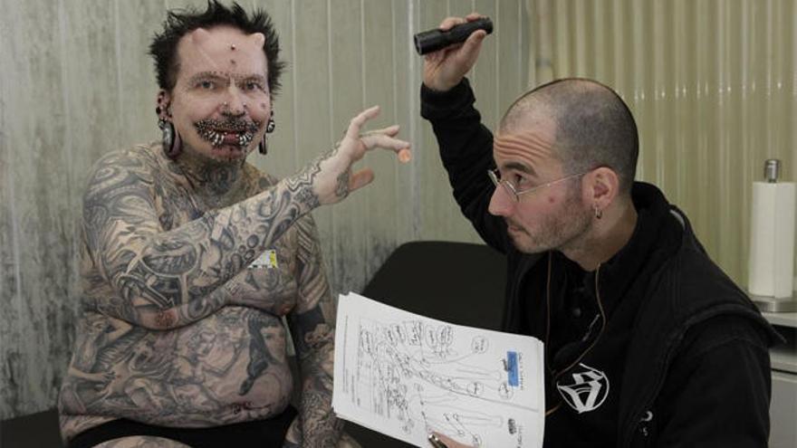 Rolf Buchholz durante un recuento de sus piercings.