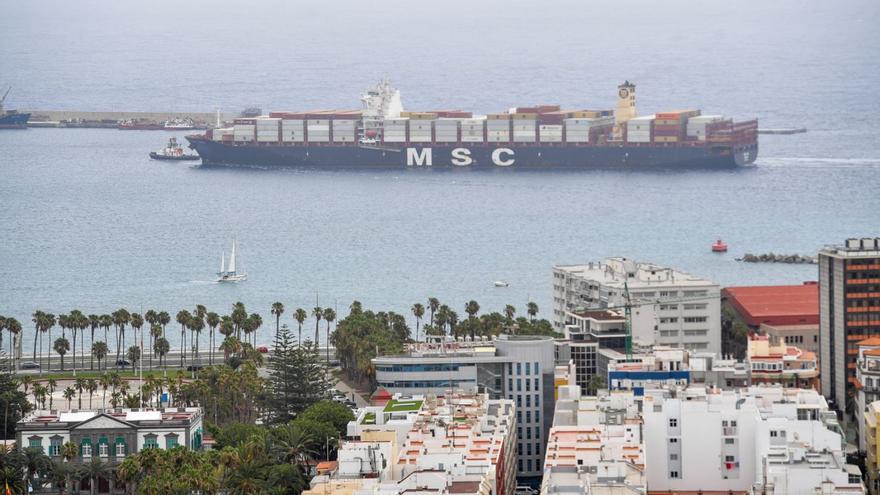 Un barco portacontenedores de MSC navega por el canal de entrada al Puerto de Las Palmas | |