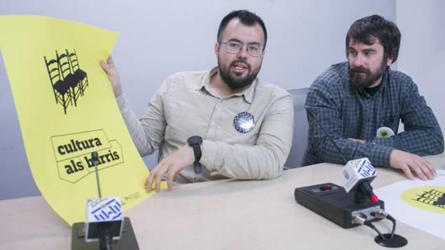 González, con el cartel, y Giner, en la presentación del proyecto