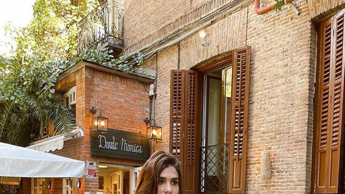 Mery Turiel, con minifalda escocesa, delante del restaurante Donde Mónica, en Madrid
